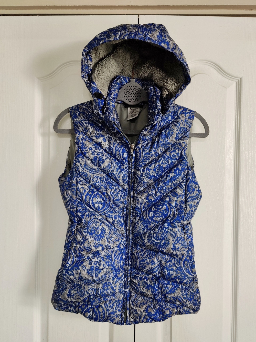 Patagonia Blue and White Patterned Hooded Puffer Vest - Women